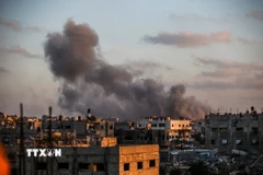 Khói bốc lên sau cuộc không kích của Israel tại trại tị nạn Jabalia, Dải Gaza. (Ảnh: THX/TTXVN)