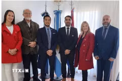 Ông Ngô Mạnh Khôi - Tham tán Thương mại, trưởng Cơ quan Thương vụ Việt Nam tại Argentina; ông Mauro Daniele - Thị trưởng Las Varillas; ông Patricio Olmedo - Thị trưởng Manfredi và Giáo sư Marcia Daniele - Giám đốc Học viện Nghiên cứu Phương Đông (ISEO). (Ảnh: Cơ quan thương vụ Việt Nam tại Argentina/TTXVN phát)