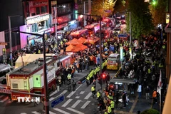 Hiện trường vụ giẫm đạp tại khu phố Itaewon ở Seoul (Hàn Quốc) ngày 30/10/2022. (Ảnh: AFP/TTXVN)