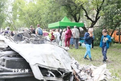 Các phương tiện bị phá huỷ sau vụ tấn công của Nga tại quận Sviatoshinskyi, Thủ đô Kiev (Ukraine) ngày 31/7/2025. (Ảnh: THX/TTXVN)