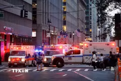 Cảnh sát phong tỏa hiện trường vụ xả súng ở New York (Mỹ), ngày 28/7/2025. (Ảnh: Reuters/TTXVN)