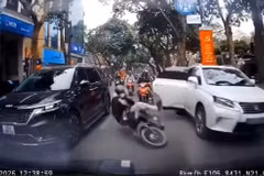"Phát bực" với màn mở cửa ôtô bất cẩn khiến người đi xe máy gặp tai nạn giao thông