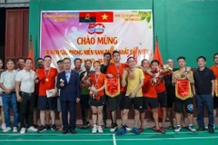 Trao giải cầu lông nhân dịp chào mừng 50 năm Ngày Giải phóng miền Nam, thống nhất đất nước tại Thủ đô Luanda. (Ảnh: Đại sứ quán Việt Nam tại Angola/TTXVN phát)