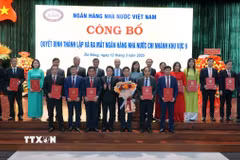 Các cán bộ, lãnh đạo Ngân hàng Nhà nước Khu vực 9 ra mắt tại hội nghị. (Ảnh: Quốc Dũng/TTXVN)