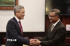 Ông Hang Chuon Naron - Phó Thủ tướng kiêm Bộ trưởng kiêm Bộ trưởng Giáo dục, Thanh niên và Thể thao Campuchia (phải) tiếp Đại sứ Việt Nam tại Campuchia Nguyễn Minh Vũ tại trụ sở Bộ. (Ảnh: Quang Anh/TTXVN)