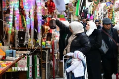 Người dân mua sắm tại chợ ở Damascus (Syria) ngày 23/2/2025. (Ảnh: THX/TTXVN)