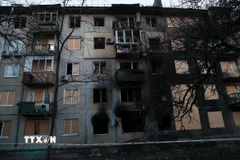 Tòa chung cư bị hư hại sau vụ tấn công bằng tên lửa đạn đạo và máy bay không người lái ở Kiev (Ukraine), ngày 14/11/2025. (Ảnh: THX/TTXVN)