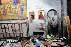 Thiệt hại bên trong Nhà thờ Thánh Elias ở Thủ đô Damascus (Syria) sau vụ tấn công ngày 22/6/2025. (Ảnh: THX/TTXVN)