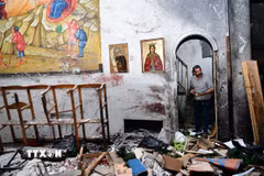 Thiệt hại bên trong Nhà thờ Thánh Elias ở Thủ đô Damascus (Syria) sau vụ tấn công ngày 22/6/2025. (Ảnh: THX/TTXVN)