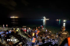 Cảnh sát và lực lượng cứu hộ tìm kiếm nạn nhân sau vụ rơi máy bay ngoài khơi đảo Roatan (Honduras) ngày 17/3/2025. (Ảnh: THX/TTXVN)