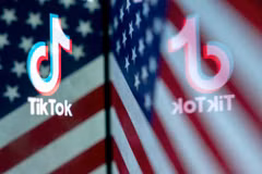Biểu tượng TikTok trên nền quốc kỳ Mỹ. (Ảnh: AFP/TTXVN)