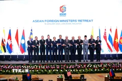 Bộ trưởng Ngoại giao 10 nước thành viên ASEAN cùng Bộ trưởng Ngoại giao Timor-Leste và Tổng Thư ký ASEAN chụp ảnh chung, tại Hội nghị hẹp Bộ trưởng Ngoại giao ASEAN ở Malaysia sáng 19/1/2025. (Ảnh: Hằng Linh/TTXVN)