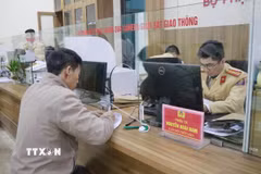 Người dân đến nộp tiền vi phạm tại một bộ phận xử lý phạt nguội qua camera giám sát giao thông. (Ảnh: Đinh Thùy/TTXVN)