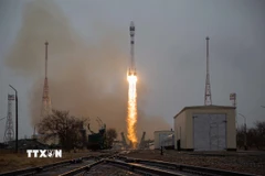 Tên lửa đẩy Soyuz-2.1 của Nga, mang theo 38 vệ tinh của 18 quốc gia, rời bệ phóng tại sân bay vũ trụ Baikonur ở Kazakhstan ngày 22/3/2021. (Ảnh: AFP/ TTXVN)