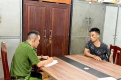 Công an tỉnh Phú Thọ lấy lời khai đối tượng Mai Đức Giang. (Nguồn: Công an nhân dân)