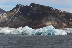 Tảng băng trôi tại Svalbard, Na Uy. (Ảnh: THX/TTXVN)