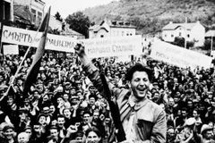 Nhân dân thành phố Lovech (Bulgaria) chào đón Hồng quân Liên Xô tiến vào giải phóng thành phố (tháng 9/1944). (Ảnh: Tư liệu quốc tế/TTXVN)