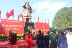 Dâng hoa trước tượng đài Quang Trung-Nguyễn Huệ, trong khu vực Bảo tàng Quang Trung, thị trấn Phú Phong, huyện Tây Sơn (Bình Định), tháng 2/2021. (Ảnh: Phạm Kha/TTXVN)