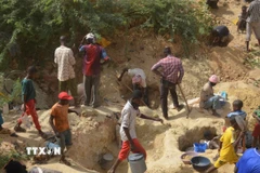 Người dân đào đất tìm vàng tại một quốc gia châu Phi. (Ảnh minh họa: AFP/TTXVN)