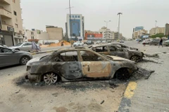 Các phương tiện bị phá hủy do giao tranh tại Tripoli (Libya) ngày 14/5/2025. (Ảnh: THX/TTXVN)