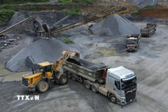 Các đơn vị mua đá xây dựng tại mỏ đá của Công ty Trách nhiệm Hữu hạn Khoáng sản Bản Cầm. (Ảnh: Quốc Khánh/TTXVN)
