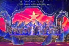 Chương trình nghệ thuật "Cùng nhau vươn đến ước mơ" chào mừng thành lập tỉnh Lào Cai mới. (Ảnh: Hương Thu/TTXVN)