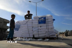 Hàng viện trợ của UNRWA tại Dải Gaza. (Ảnh: THX/TTXVN)