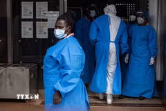 Nhân viên y tế làm việc tại khu điều trị Ebola trong bệnh viện ở Mubende (Uganda) hồi năm 2022. (Ảnh: AFP/ TTXVN)