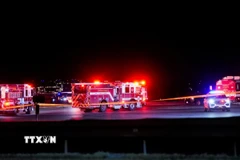 Lực lượng cứu hộ được triển khai tại hiện trường vụ va chạm giữa trực thăng quân đội Mỹ với máy bay chở khách của Hãng American Airlines ở gần sân bay quốc gia Ronald Reagan Washington thuộc Arlington, Virginia, đêm 29/1/2025. (Ảnh: Reuters/TTXVN)