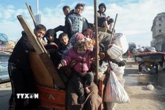 Người dân Palestine ở trại tị nạn al-Nuseirat chờ được trở về nhà sau khi lệnh ngừng bắn tại Dải Gaza có hiệu lực, ngày 26/1/2025. (Ảnh: THX/TTXVN)