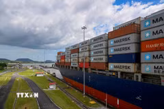 Con tàu di chuyển qua Kênh đào Panama tại Panama City, (Panama). (Ảnh: THX/TTXVN)