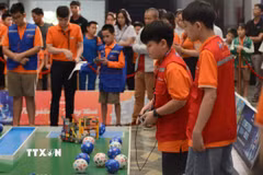 Học sinh tham gia giải đấu Robot FPT Schools mở rộng hồi tháng 12 năm ngoái. (Ảnh: Văn Dũng/TTXVN)