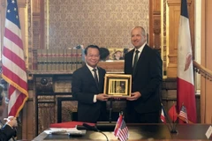 Bộ trưởng Bộ Nông nghiệp và Môi trường Đỗ Đức Duy và Bộ trưởng Nông nghiệp tiểu bang Iowa (Mỹ) Mike Naig. (Ảnh: TTXVN phát)