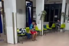 Cháu bé bị tai nạn được đưa vào viện. (Ảnh cắt từ clip)