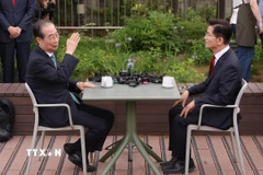 Ứng cử viên Kim Moon Soo (phải), đại diện cho đảng Quyền lực Quốc dân (PPP) cầm quyền Hàn Quốc và cựu Thủ tướng Han Duck Soo, ứng cử viên độc lập trong cuộc gặp tại Seoul, ngày 8/5/2025. (Ảnh: Yonhap/TTXVN)