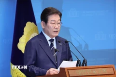Ông Lee Jae Myung, cựu Chủ tịch đảng Dân chủ (DP) đối lập chính tại Hàn Quốc, phát biểu trong cuộc họp báo ở Seoul ngày 11/4/2025. (Ảnh: Yonhap/TTXVN)
