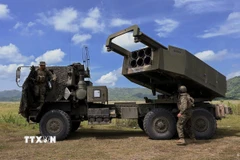 Hệ thống tên lửa pháo binh cơ động đa nòng (HIMARS) của quân đội Mỹ trong một cuộc tập trận thường niên với quân đội Philippines. (Ảnh: AFP/TTXVN)