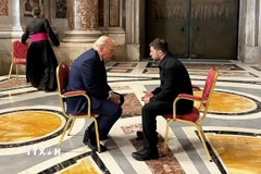 Tổng thống Mỹ Donald Trump (trái) và Tổng thống Ukraine Volodymyr Zelensky tại cuộc gặp ở Vatican ngày 26/4/2025. (Ảnh: AP/TTXVN)