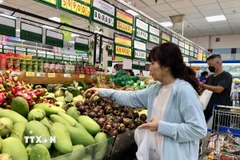 Nguồn cung trái cây nội địa dồi dào tại thị trường Thành phố Hồ Chí Minh. (Ảnh: Mỹ Phương/TTXVN)