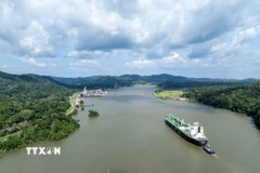 Con tàu di chuyển qua Kênh đào Panama ở Panama City (Panama). (Ảnh: THX/TTXVN)