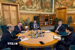 Chủ tịch Quốc hội Hungary László Kövér tiếp Đại sứ Việt Nam tại Hungary Bùi Lê Thái. (Ảnh: TTXVN phát)