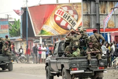 Binh sỹ Cộng hòa Dân chủ Congo tuần tra trên đường phố tại Kinshasa. (Ảnh: AFP/TTXVN)