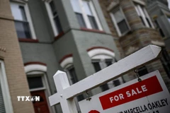 Một ngôi nhà treo biển rao bán tại Washington, D.C. (Mỹ). (Ảnh: AFP/TTXVN)