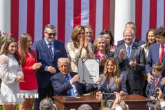 Tổng thống Mỹ Donald Trump ký ban hành Đạo luật "Gỡ bỏ," tại Nhà Trắng, Washington, D.C. ngày 19/5/2025, với sự có mặt của Đệ nhất Phu nhân Melania Trump - người đã tích cực vận động Quốc hội thông qua đạo luật này. (Ảnh: THX/TTXVN)