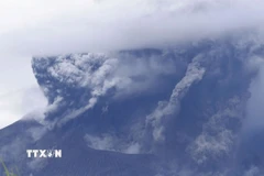 Núi lửa Sakurajima ở tỉnh Kagoshima (Nhật Bản) phun trào hồi tháng Bảy năm ngoái. (Ảnh: Kyodo/TTXVN)