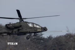 Trực thăng AH-64E Apache tham gia cuộc tập trận bắn đạn thật Hàn-Mỹ tại thao trường Rodriguez ở Pocheon (Hàn Quốc), ngày 10/2/2025. (Ảnh: Yonhap/TTXVN)