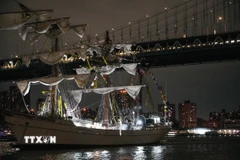Tàu Hải quân Mexico sau vụ đâm va vào cầu Brooklyn ở New York (Mỹ) ngày 17/5/2025. (Ảnh: THX/TTXVN)