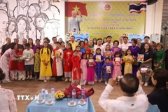 Đại biểu chụp ảnh lưu niệm cùng các cháu học sinh Trường tiếng Việt tiểu học Khánh An. (Ảnh: Huy Tiến/TTXVN)