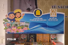 Một góc tủ sách tại Trường tiếng Việt tiểu học Khánh An, Thái Lan. (Ảnh: Huy Tiến/TTXVN)