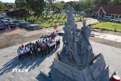 Các đại biểu Việt Nam-Lào tại tượng đài Liên minh chiến đấu Lào-Việt Nam, tỉnh Khammouane (Lào). (Ảnh: Đỗ Bá Thành/TTXVN)